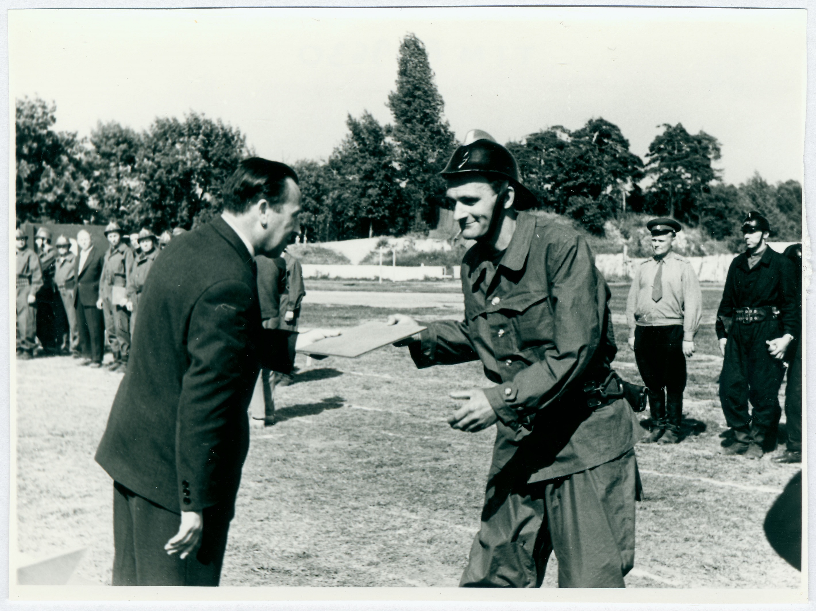 3. Balti tuletõrjespordi spartakiaad: Eesti võistkonna esindaja O.Vares diplomit võtmas, 1963.a.