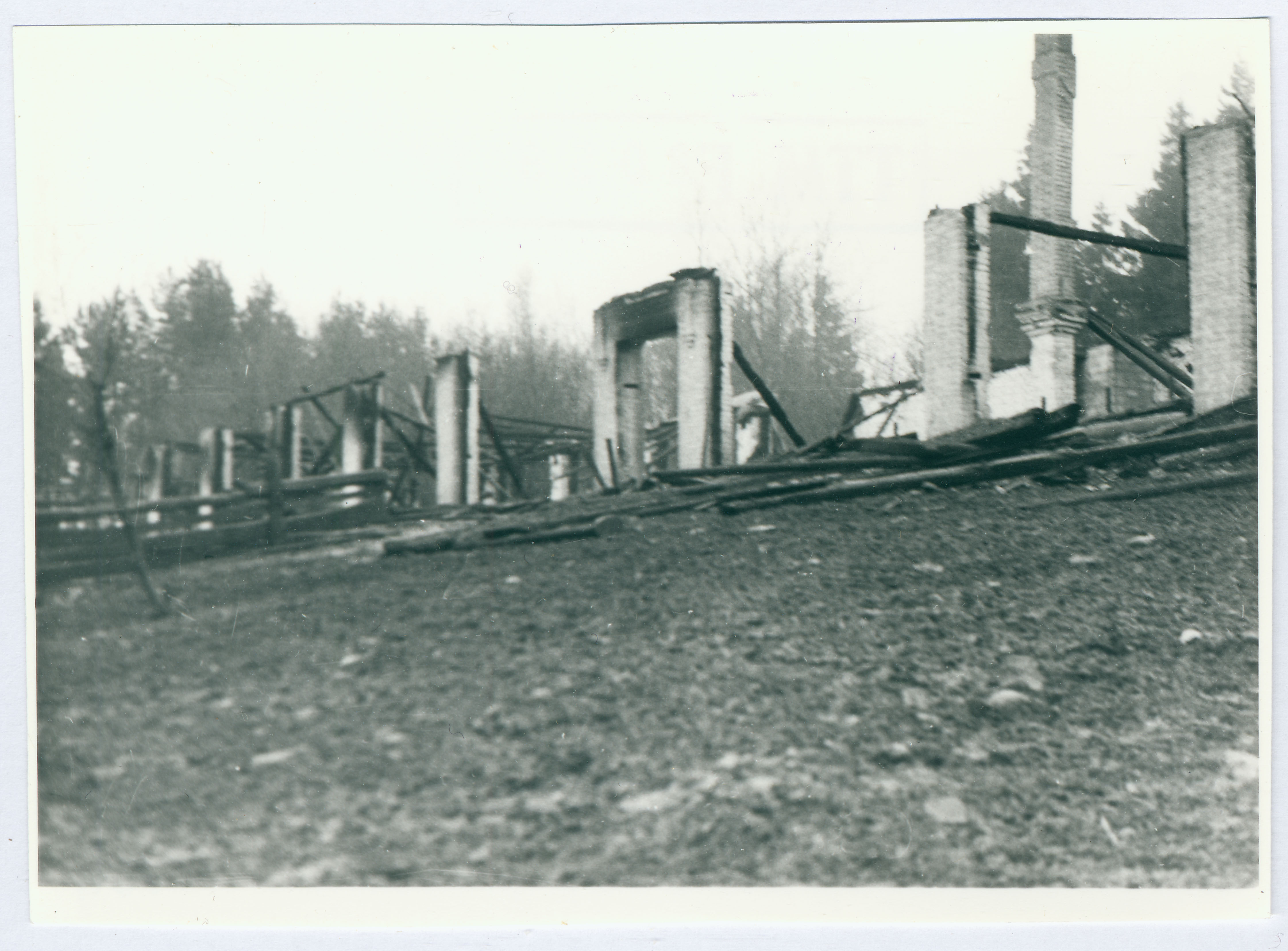 Tulekahju tagajärjed Orumäe kolhoosis. Sigala varemed 1960.