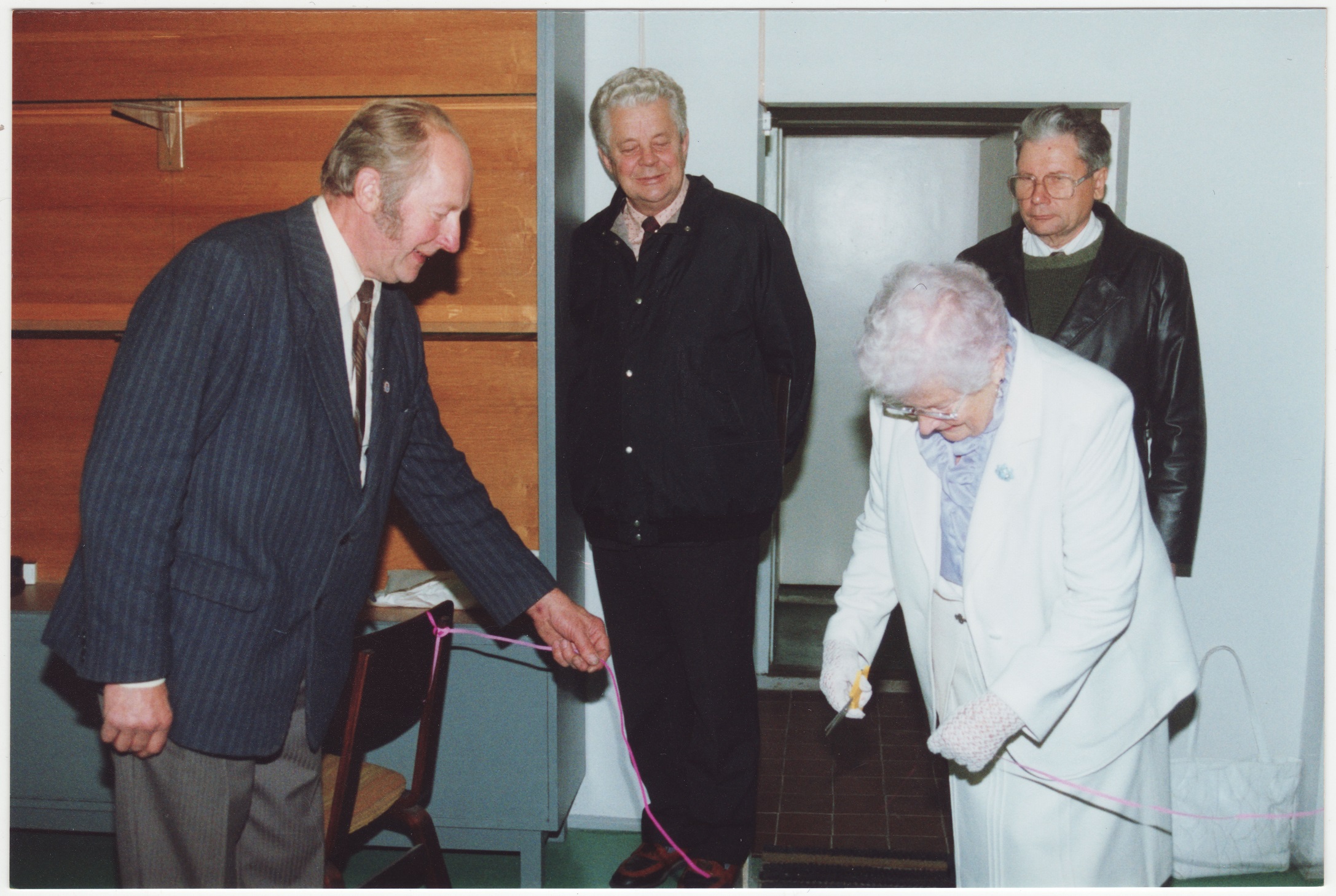 Johannes Lillmaa fotonäituse avamine: lindi lõikab läbi Niina Lillmaa, 1994.a.