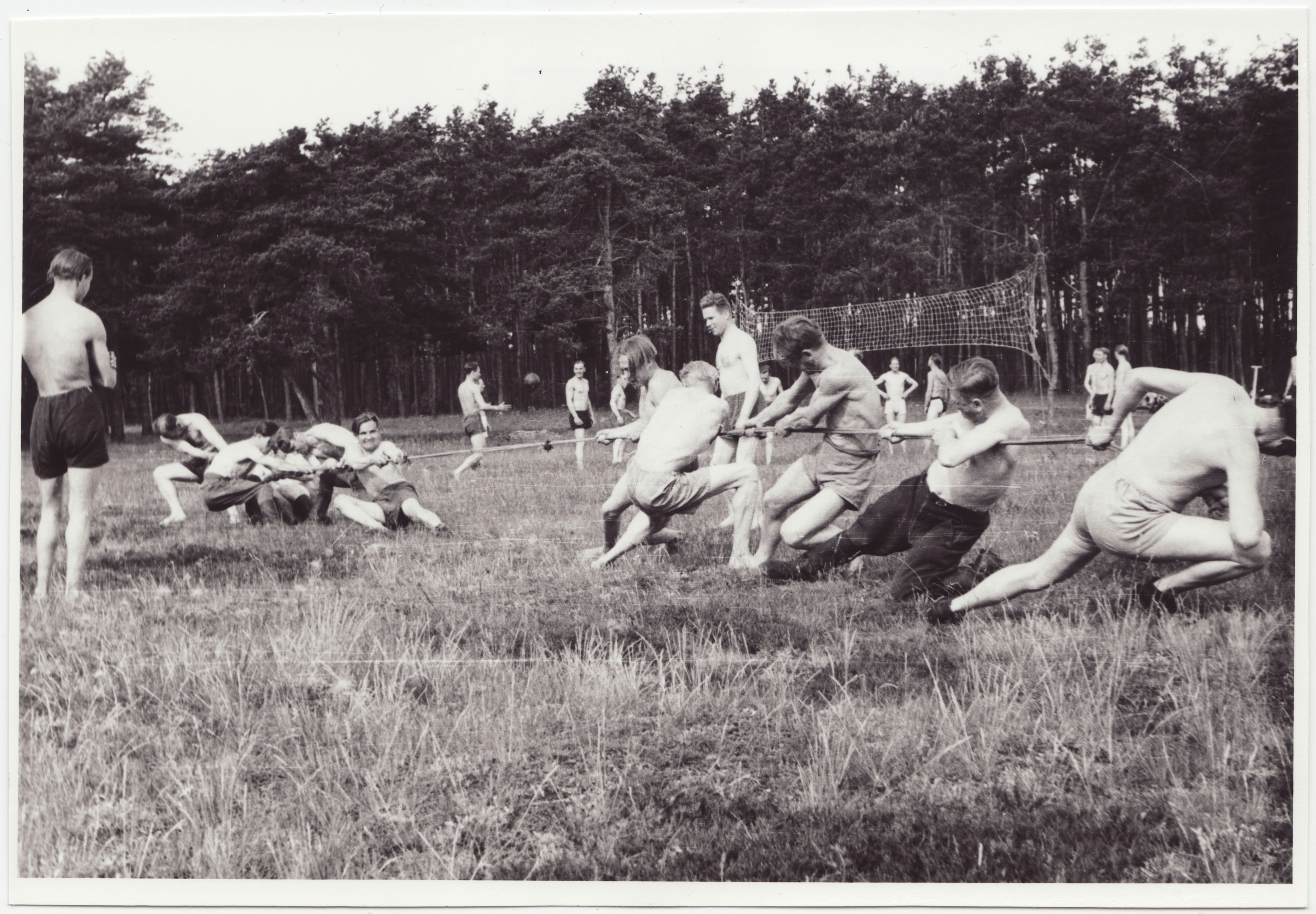 Tuletõrjekool suvelaagris: kehalise kasvatuse tunnis - köievedu, 1949.a.