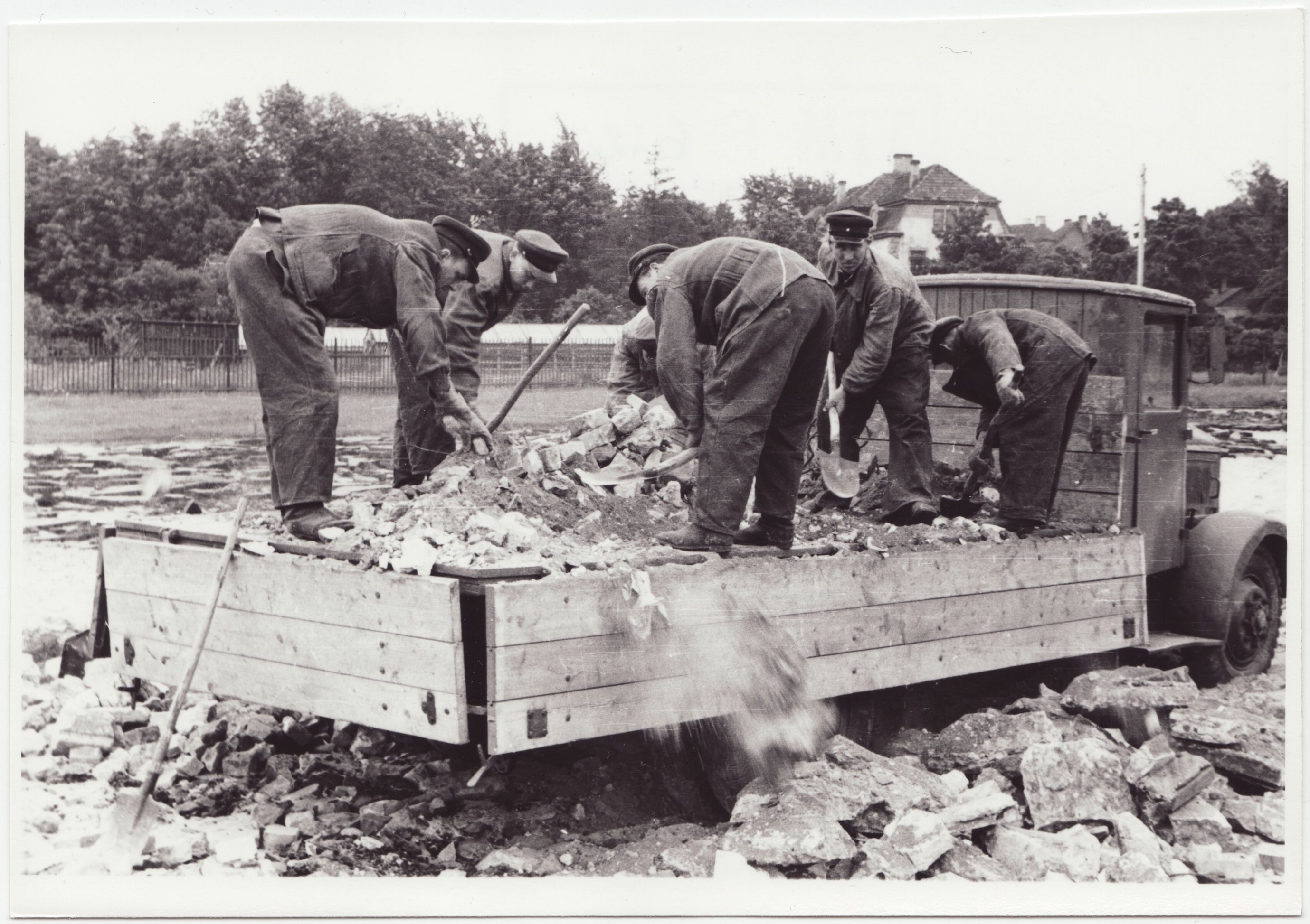 Tuletõrjekool taastamistöödel linnas, 1949.a.