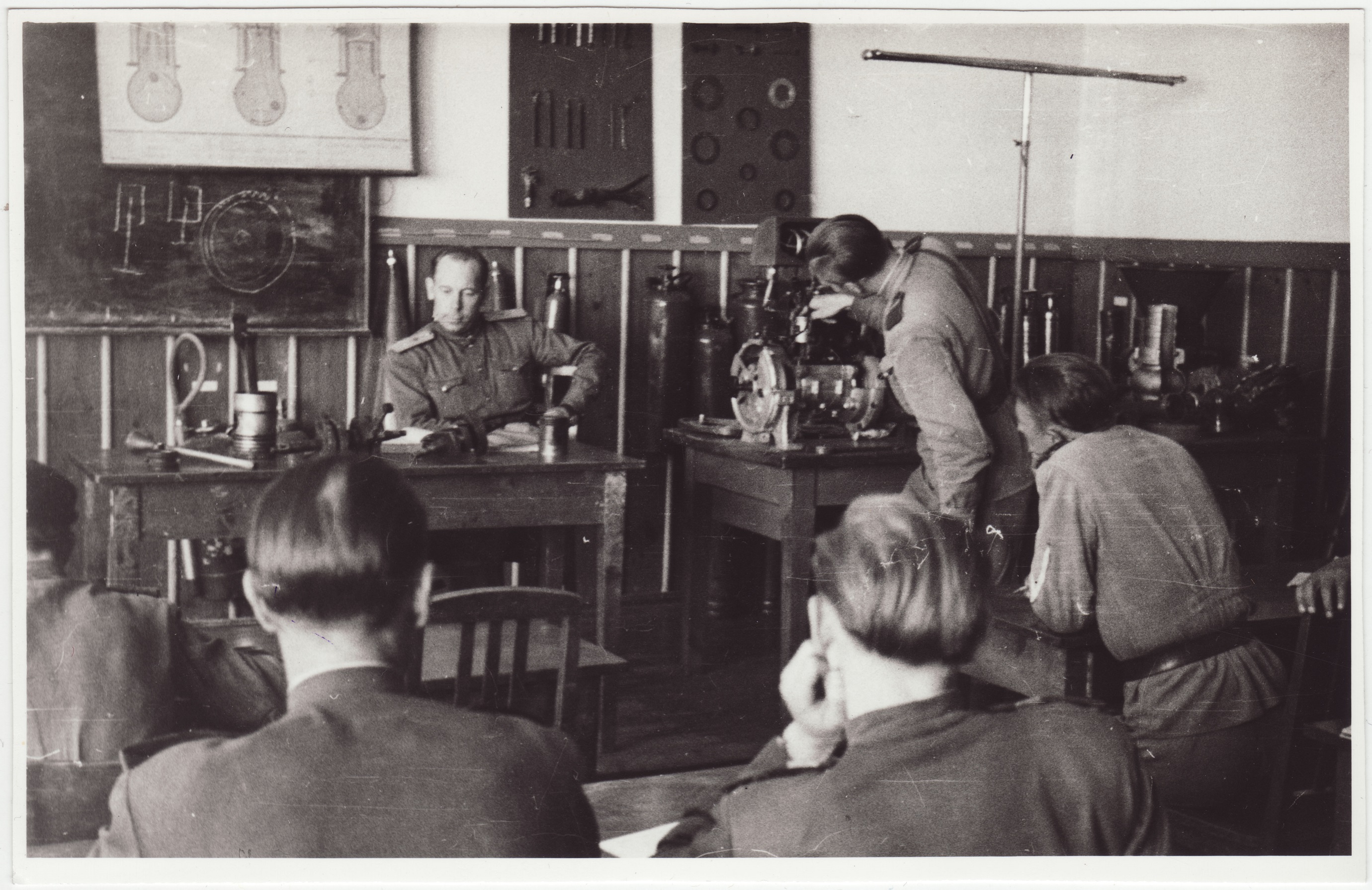 Tuletõrjekoolis: tehnikatund - lektor Kuusmaa, 1949.a.