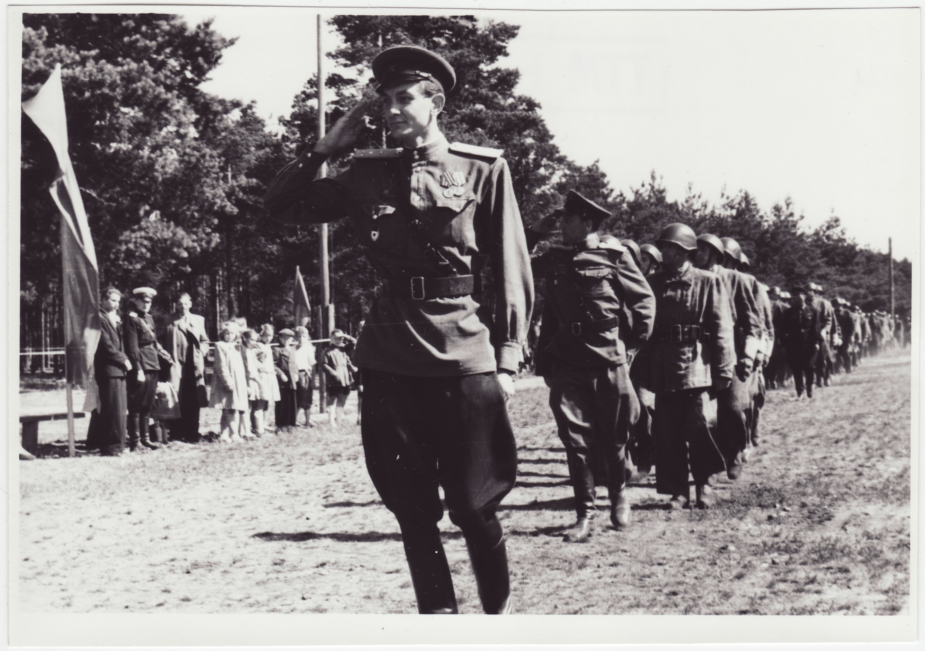 Tuletõrjevõistlused: osavõtjate paraad - esiplaanil A. Võrk, 1949.a.