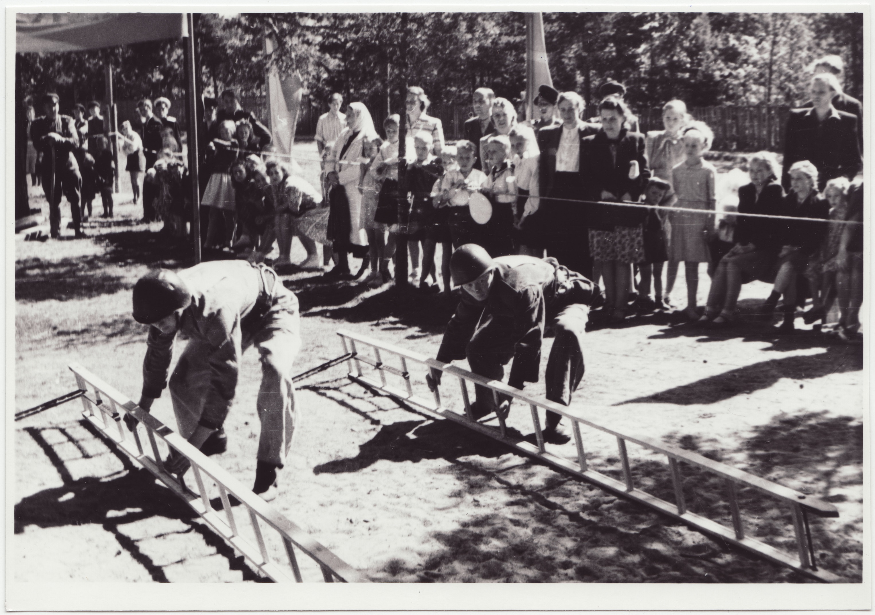 Tuletõrjevõistlused: konksredeliga ronimine õppetorni 4-ndale korrusele - võistlejad stardijoonel, 1949.a.