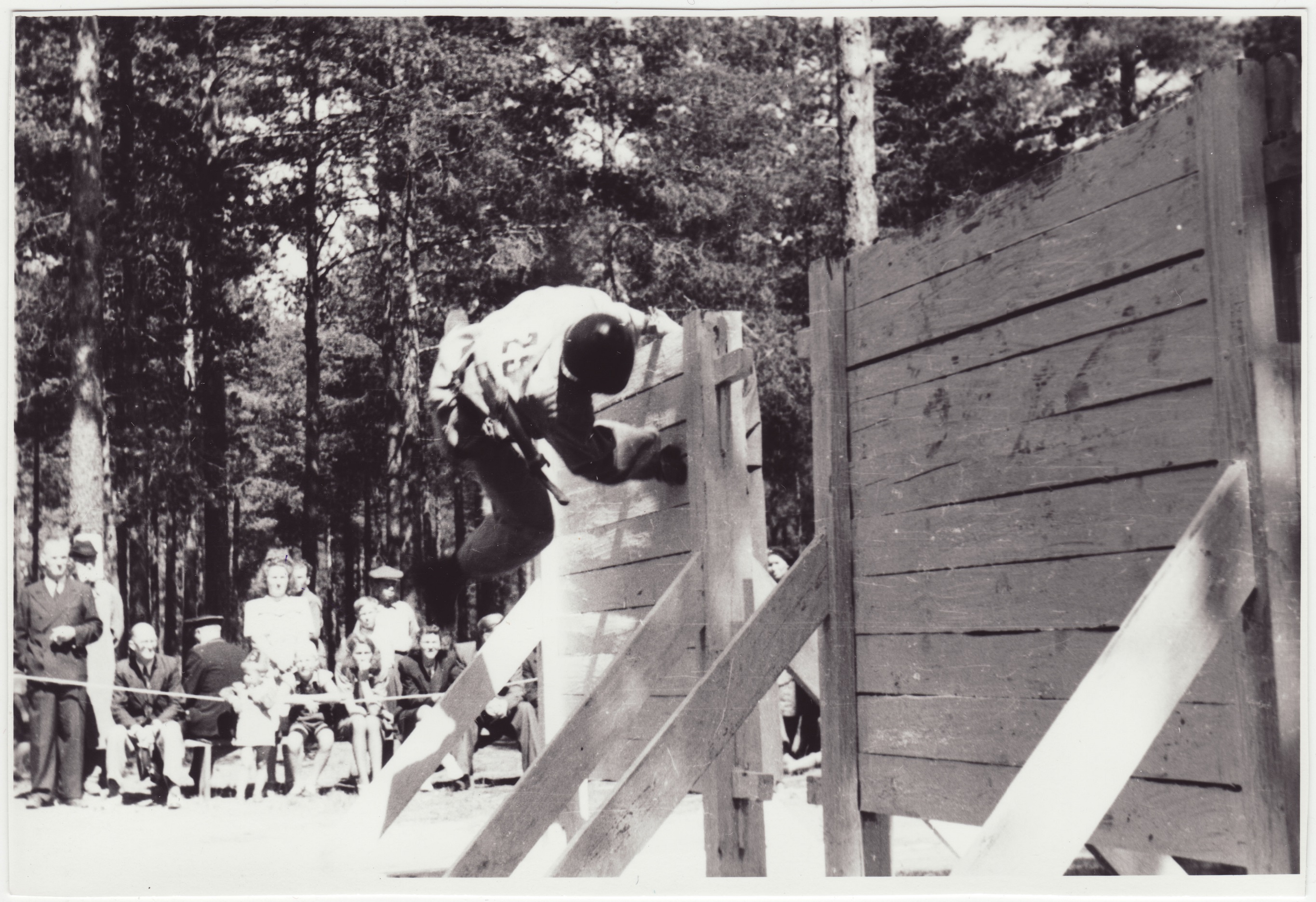 Tuletõrjevõistlused: takistusribal 2m kõrguse plangu ületamine, 1949.a.