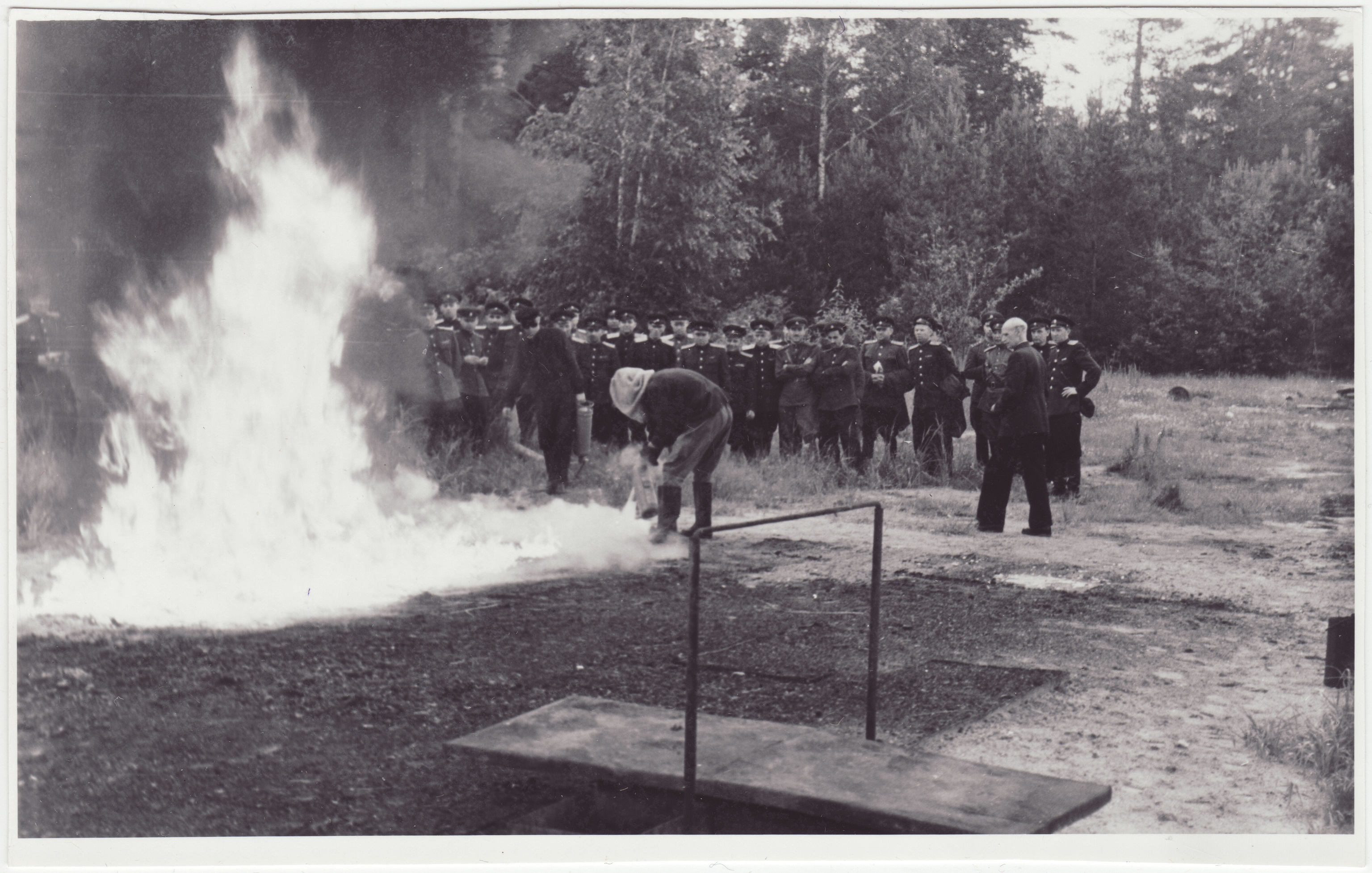Kõrgem tuletõrjetehniline kursus Moskvas: kursuslased Tuletõrje Teadusliku Uurimise Keskinstituudis - uute kustutusvahendite demonstreerimine, 1957.a.