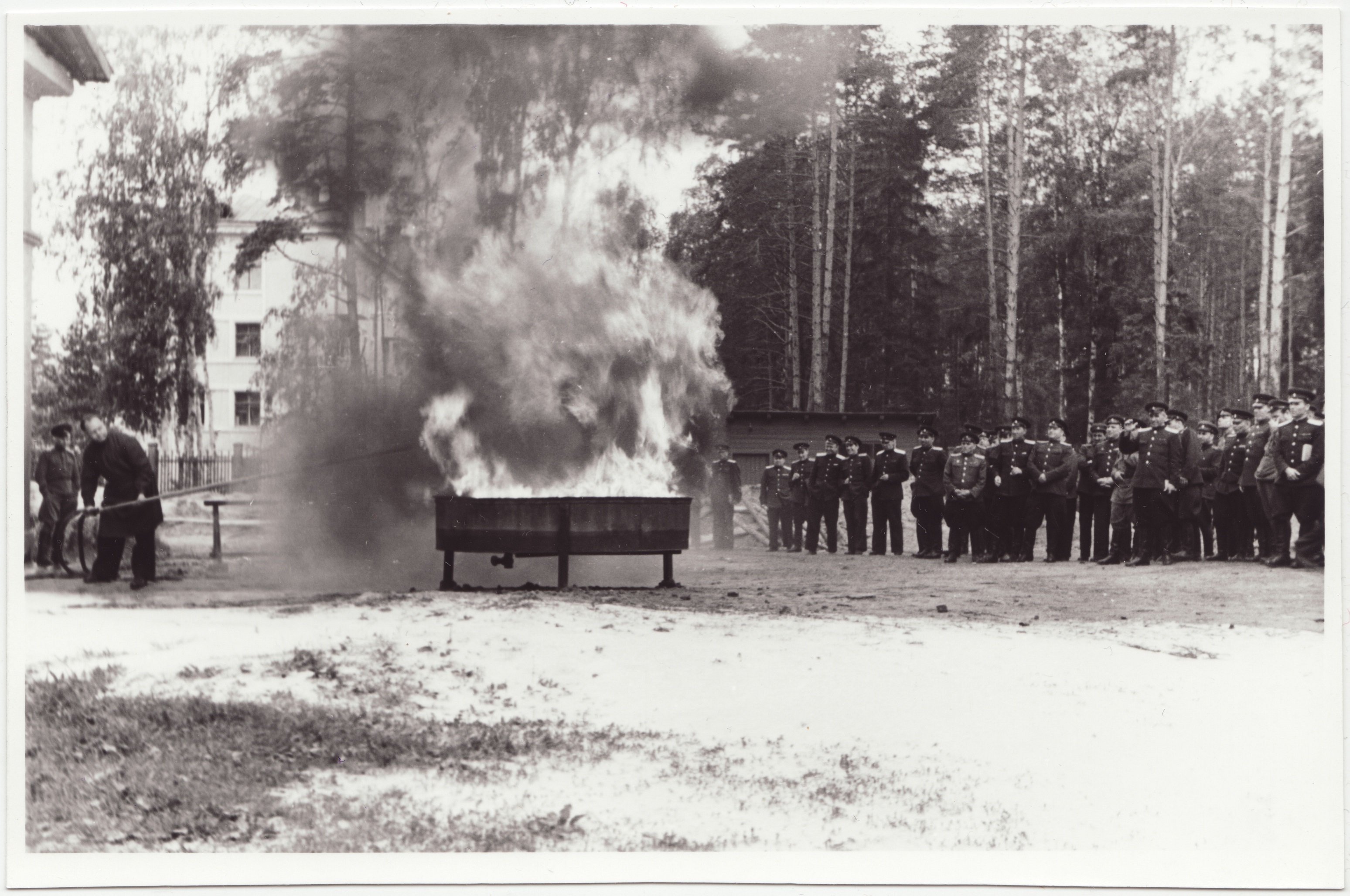 Kõrgem tuletõrjetehniline kursus Moskvas: kursuslased Tuletõrje Teadusliku Uurimise Keskinstituudis - uute kustutusvahendite demonstreerimine, 1957.a.