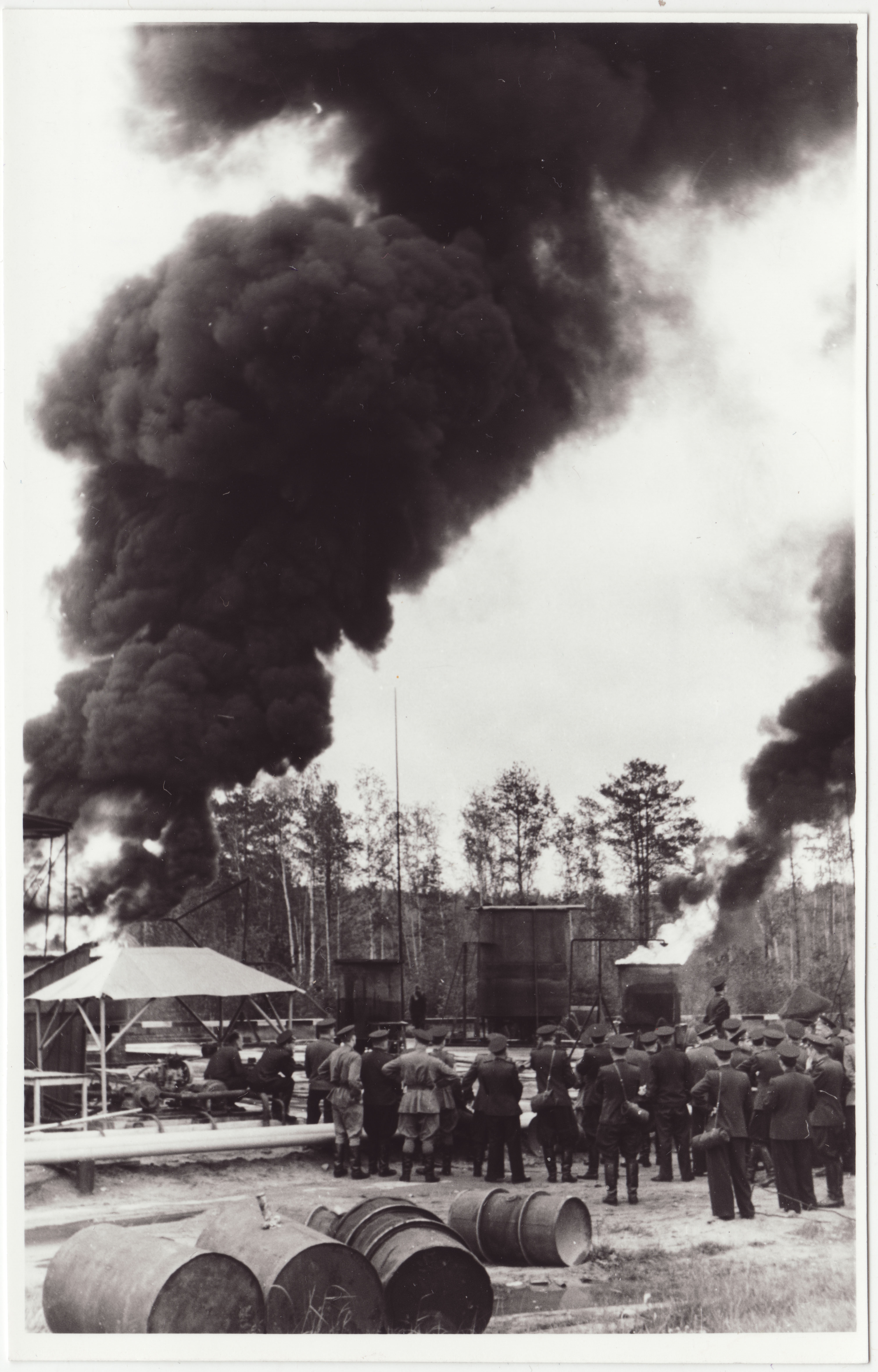 Kõrgem tuletõrjetehniline kursus Moskvas: kursuslased Tuletõrje Teadusliku Uurimise Keskinstituudis - uute kustutusvahendite demonstreerimine, 1957.a.