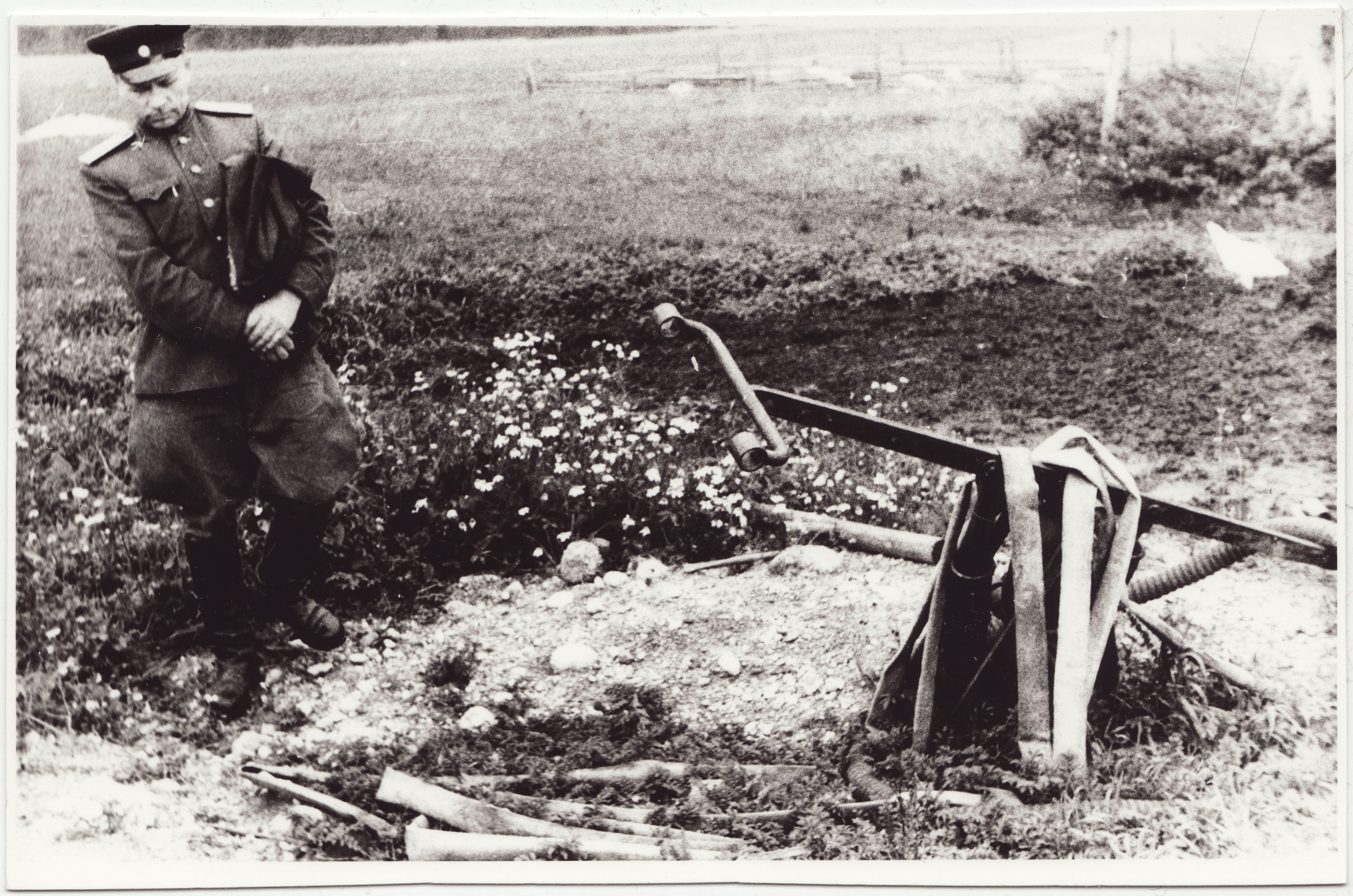 Valga rajooni tuletõrjeinspektor Petrov uudistamas käsipritsi, 1957.a.