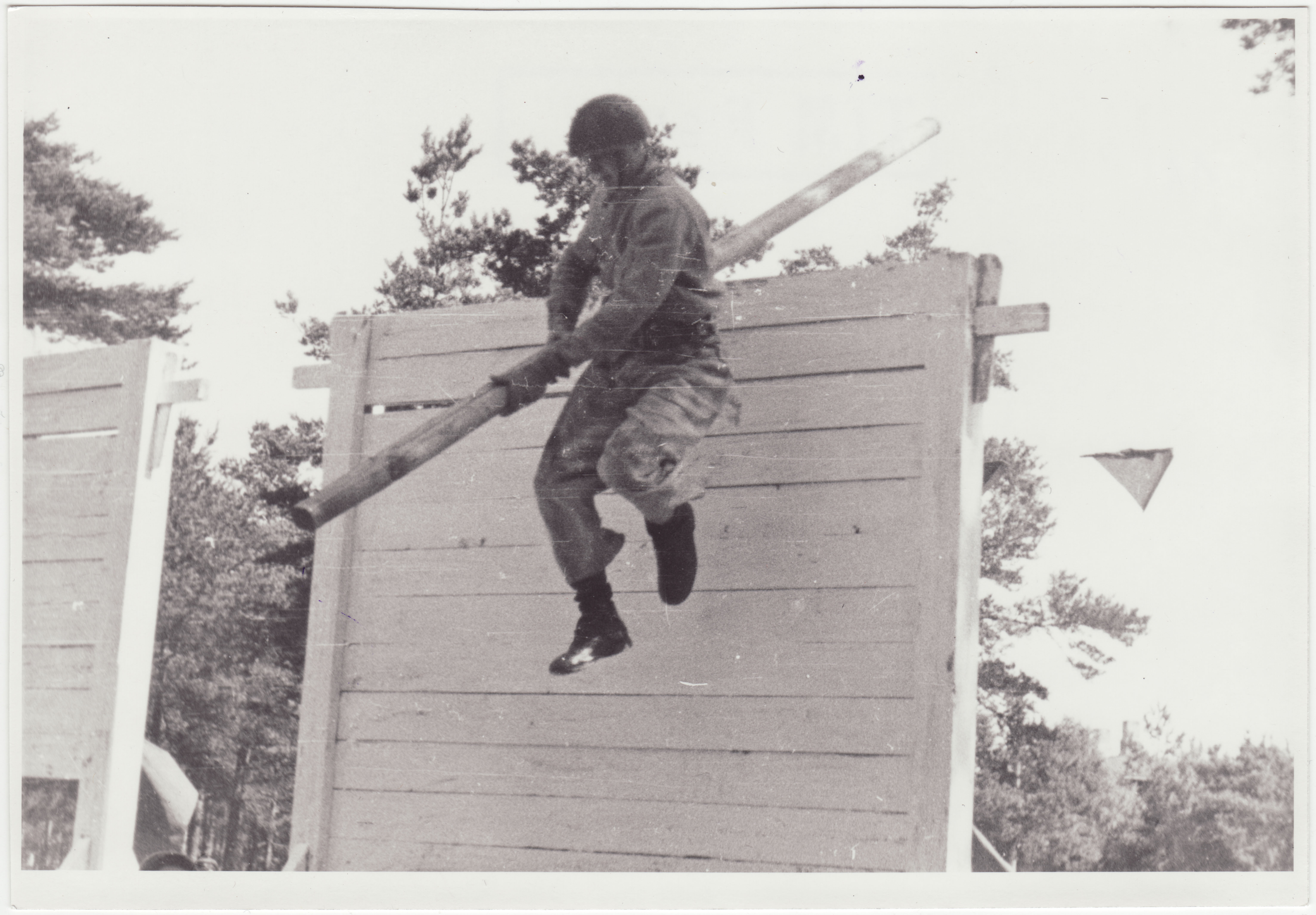 Tuletõrjevõistlused: takistusribal 3,5m plangu ületamine, 1949.a.