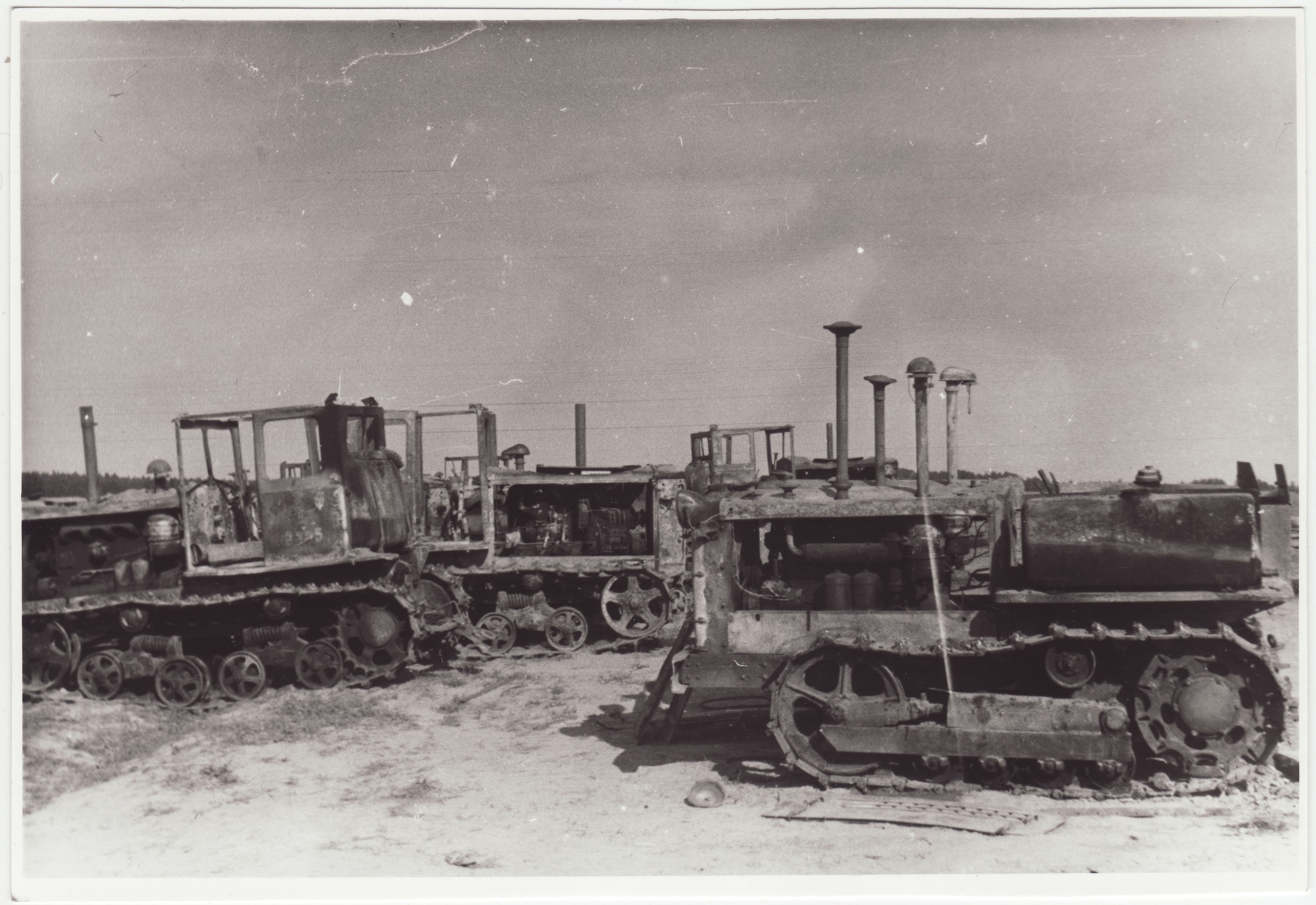 Helme Mehhaniseerimiskooli traktorikuuri tulekahju tagajärjed: tulest rikutud traktorid, 1958.a.
