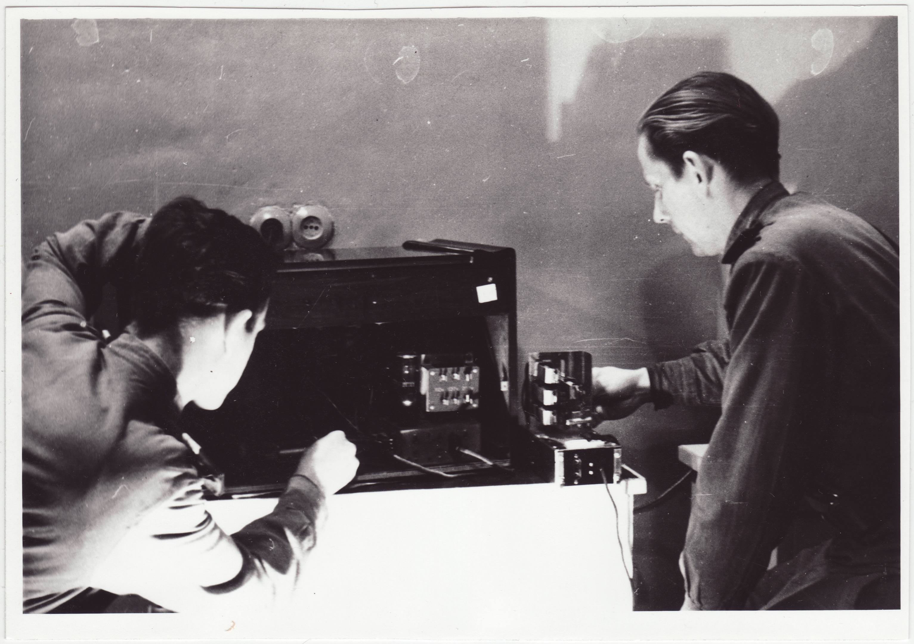 V STTK sidemeistrid Ojasoo ja Blaukut magnetofoni täiustamas, 1952.a.