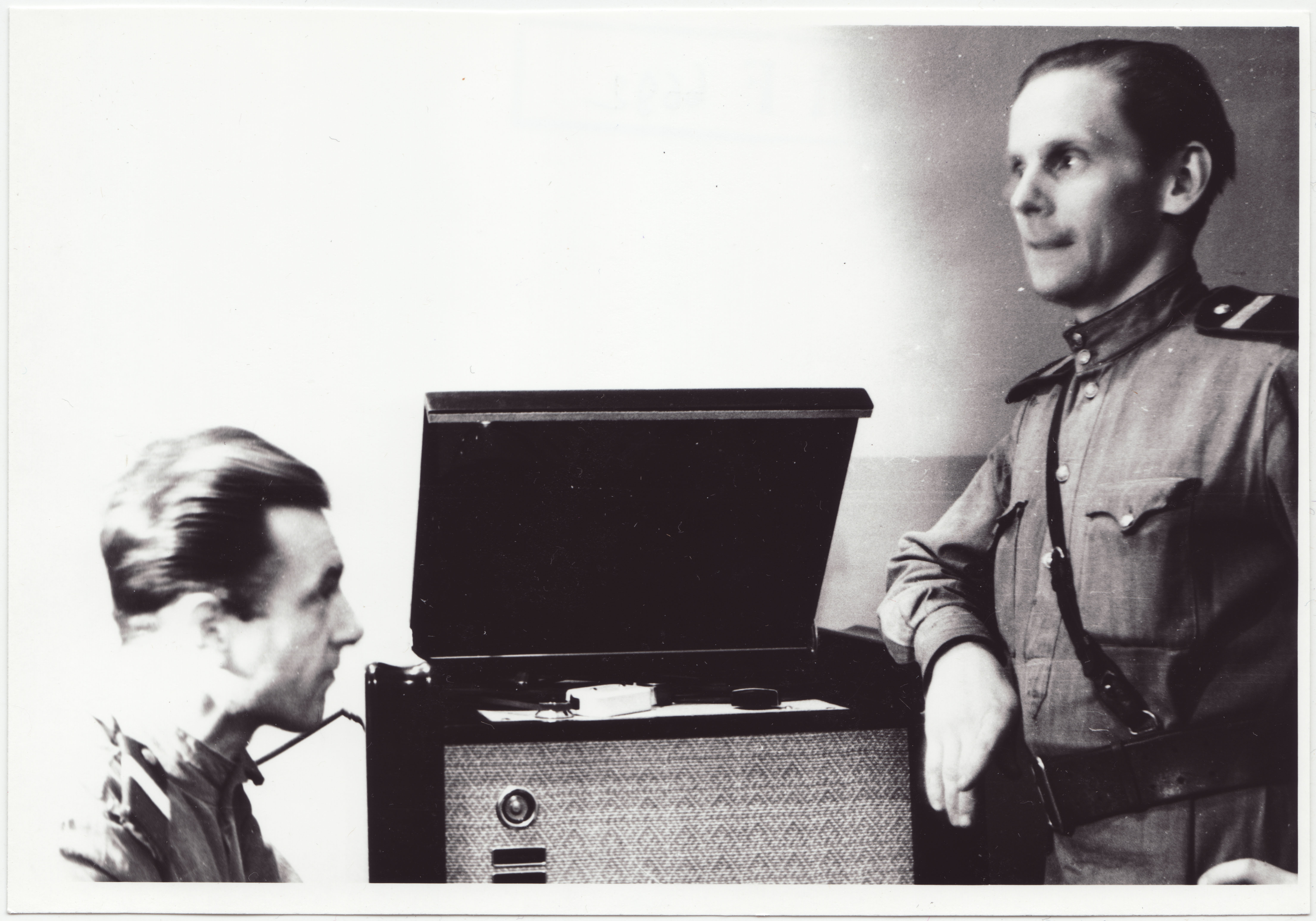 V STTK sidemeistrid Blaukut (vasakul) ja Ojasoo nende poolt täiustatud magnetofoni juures, 1952.a.