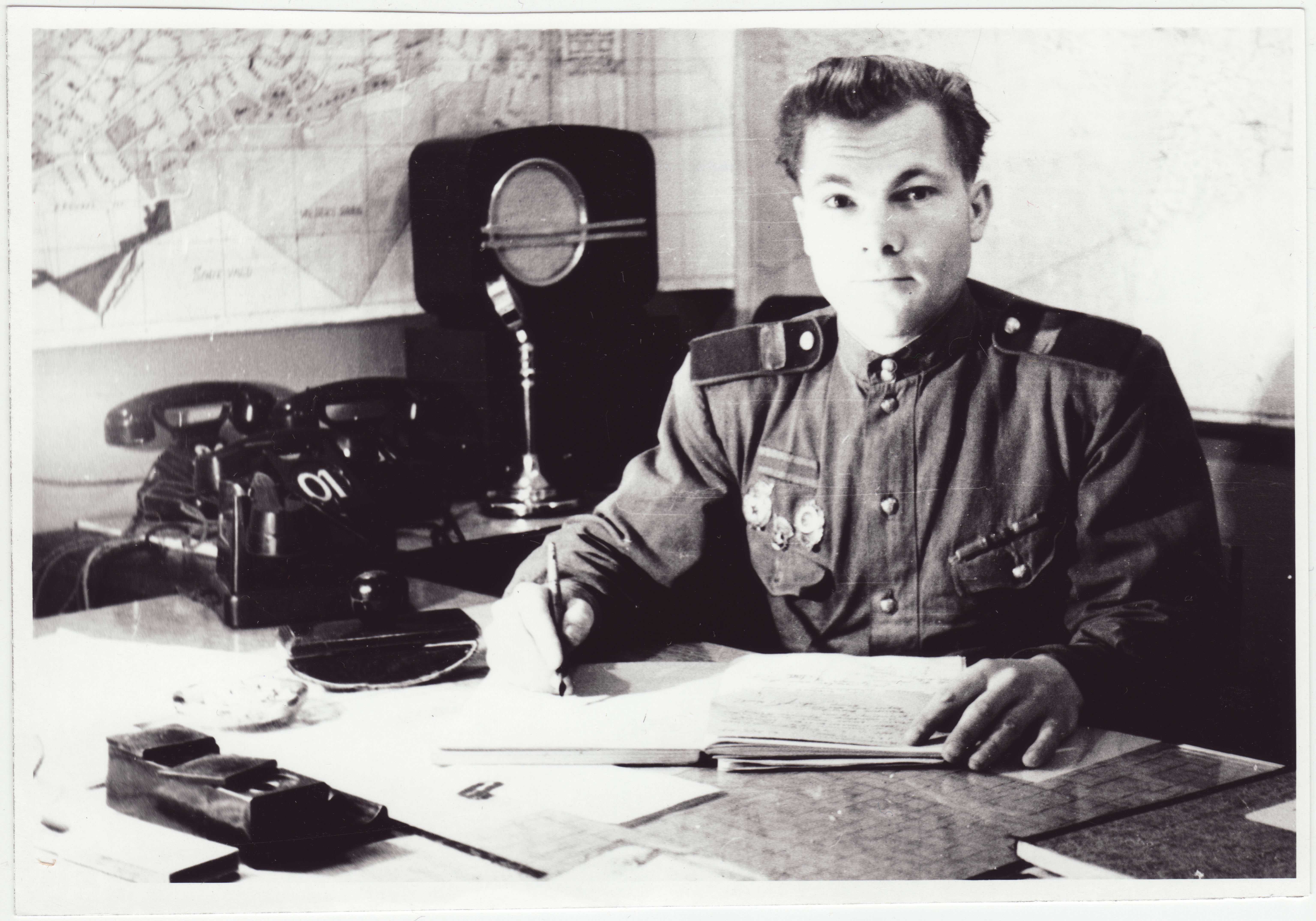 Tallinna tuletõrje sidekeskuse dispetšer O. Poll, 1952.a.