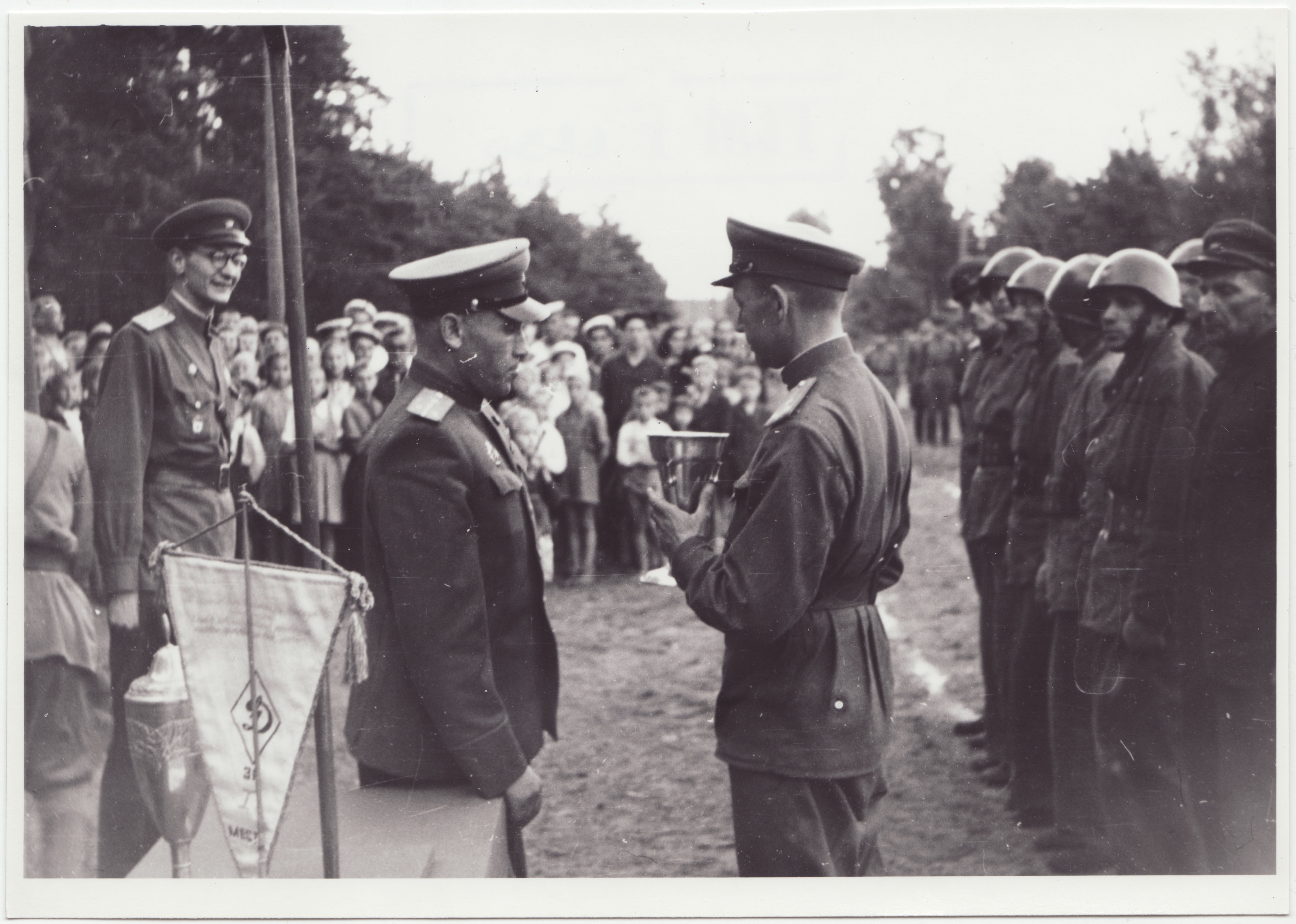 Tuletõrjevõistlused: 2. komando esindaja A. Pärn võtab vastu võitjameeskonna rändkarika, 1949.a.