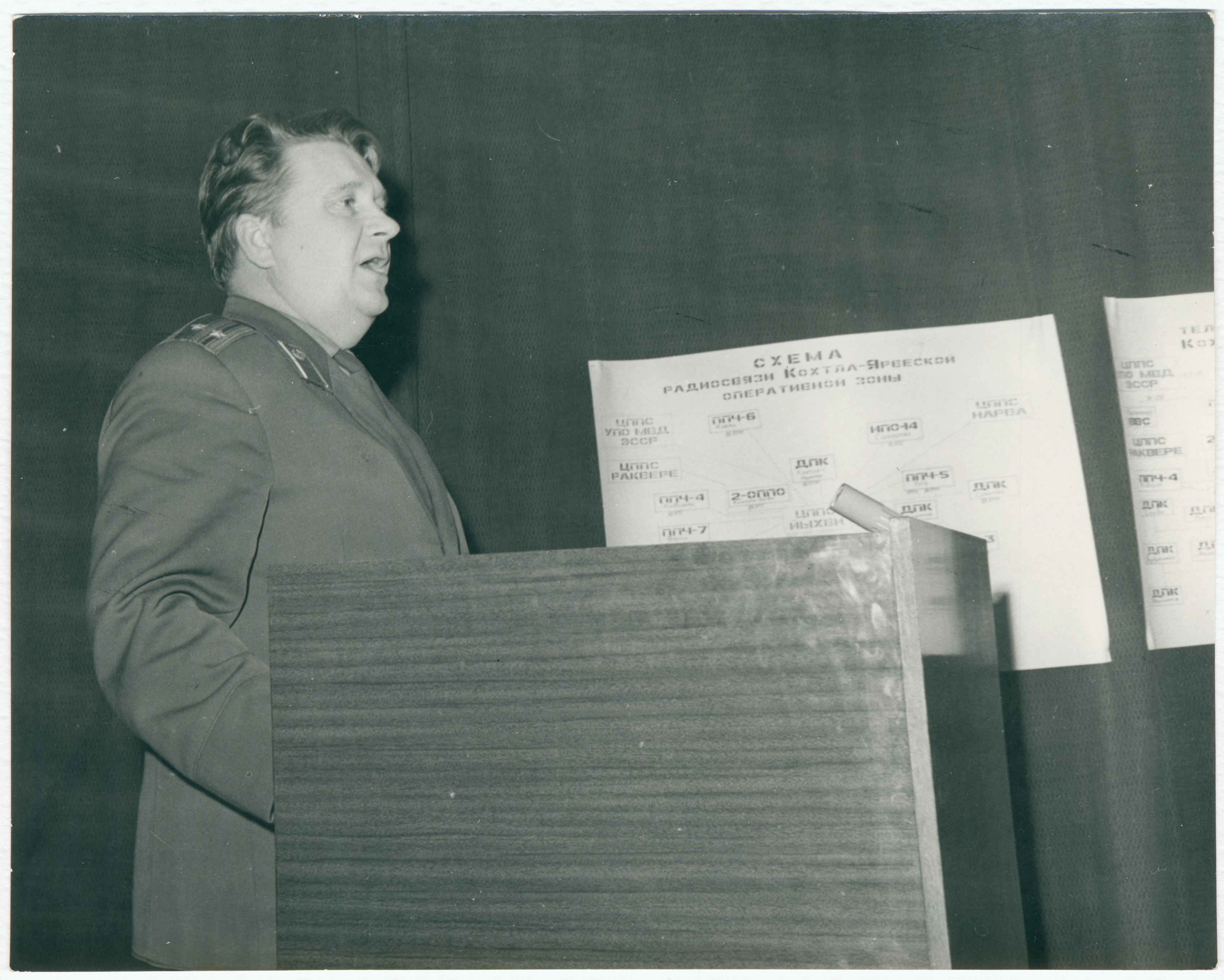 Tuletõrje Valitsuse Väljaõppe osakonna ülema asetäitja Alfred Martinson sidelaste nõupidamisel, 1971.a.