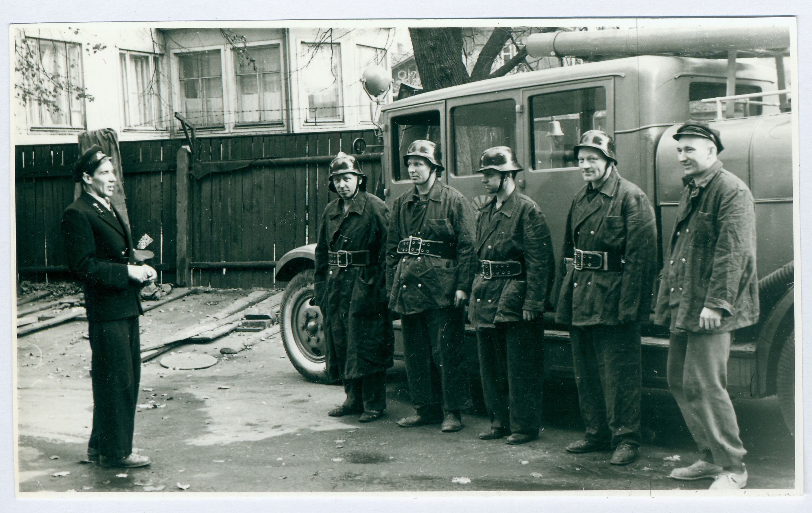 Punase Koidu VTK liikmed tuletõrjeauto juures
1959