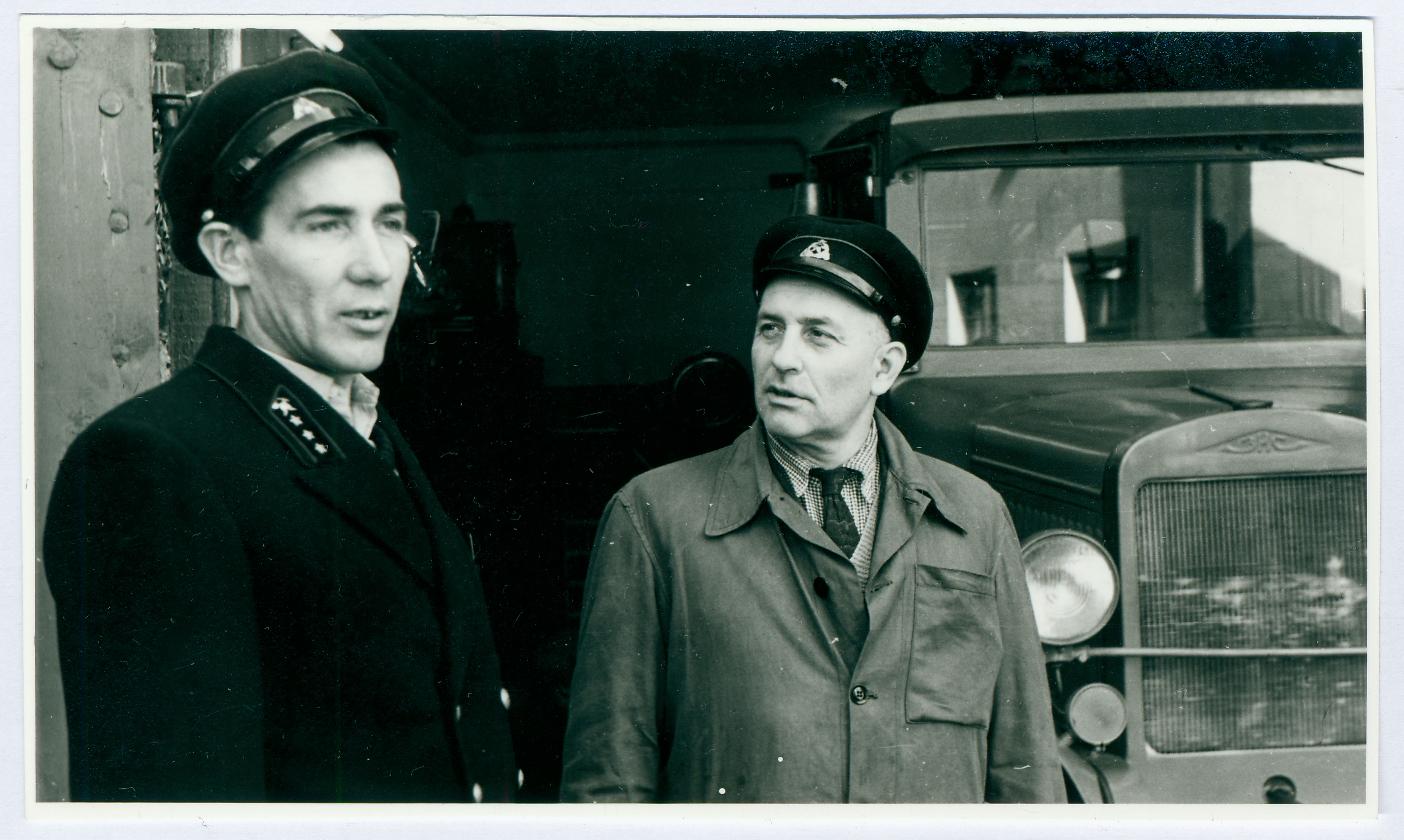 Vabriku Punane Koit VTS ülem Endel Leivategija ning VTS liige Aleksandr Rusanov, 1959