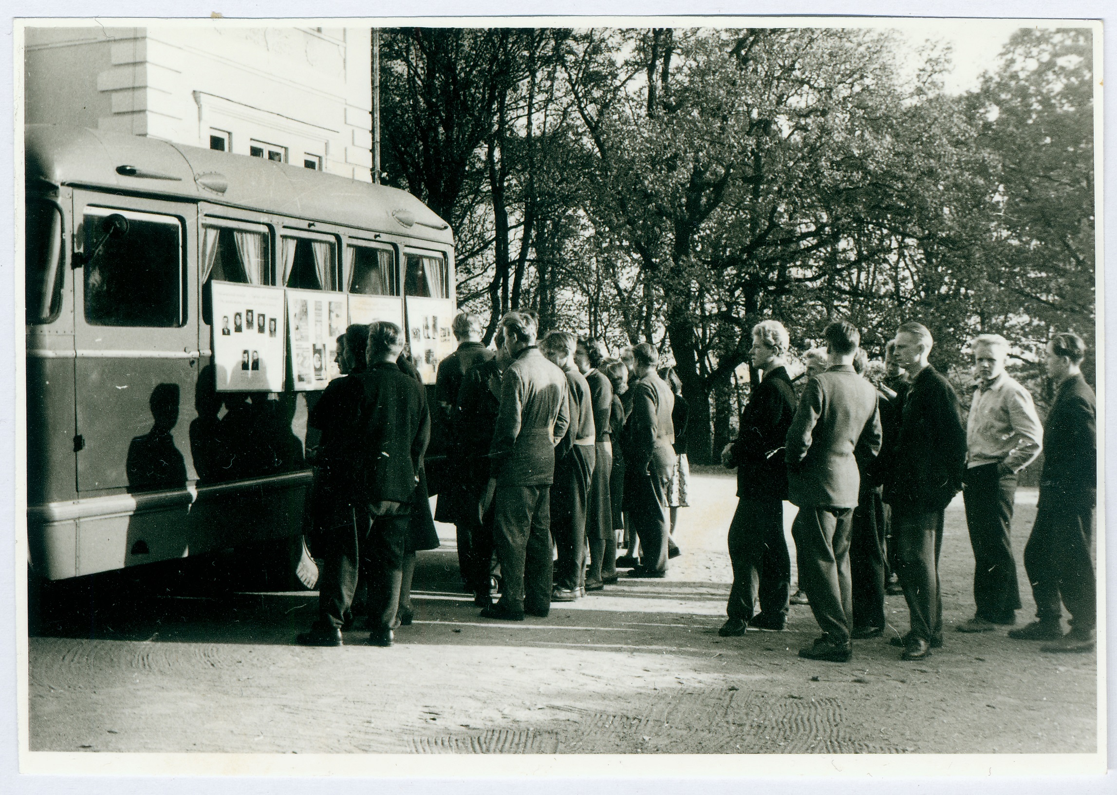 Tuletõrje agitatsiooniauto rändnäitust uudistamas
1959