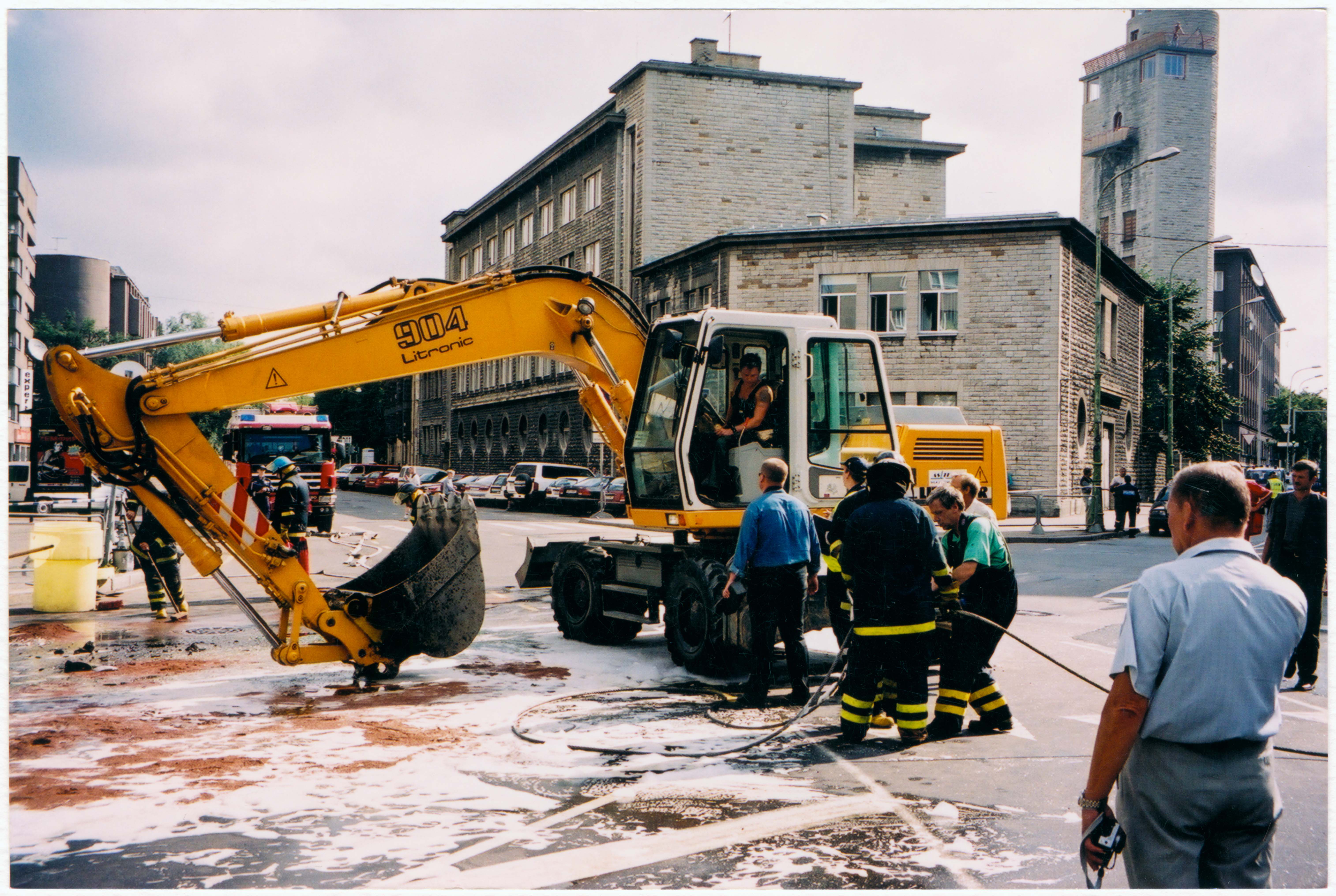 Ekskavaatori ja bussi kokkupõrke tagajärgede koristamine Gonsiori tänaval