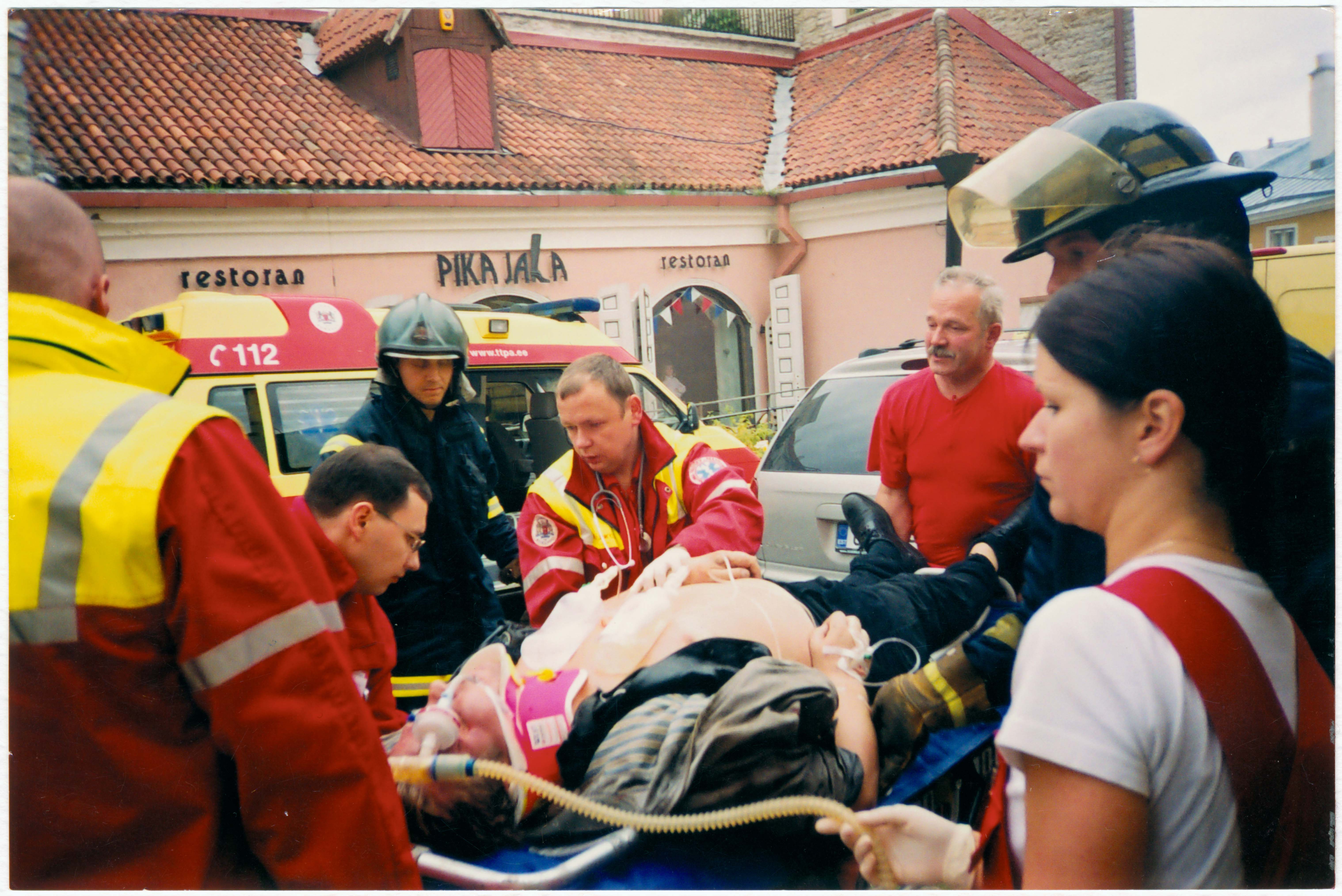 Õnnetus Tallinnas Pikk jalg 9 ees