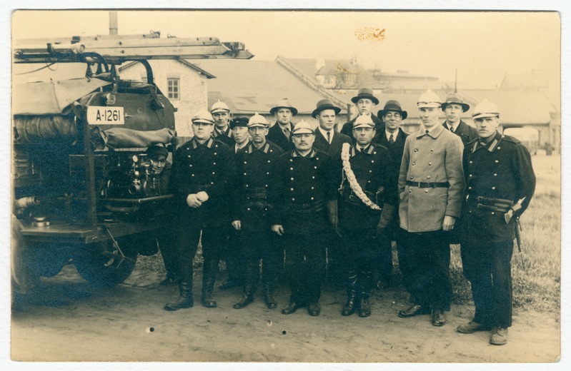 Tallinna VTÜ III jaoskonna liikmed tuletõrjeauto Whippet kõrval