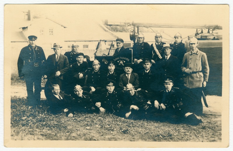 Tallinna VTÜ III jaoskonna liikmed tuletõrjeauto Whippet taustal