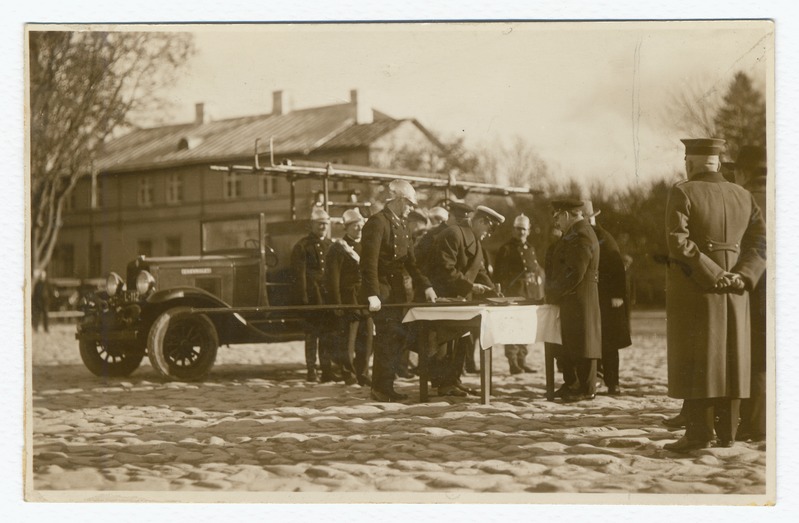 Haapsalu VTÜ liikmed tuletõrjeautoga Lossiplatsil