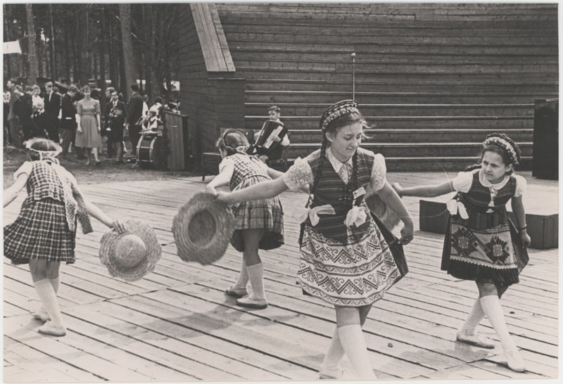 Leedu Pernai kooli õpilased esinemas ja koos Paunküla õpilastega Harju rajooni II koolinoorte laulupäeval Aruküla männikus