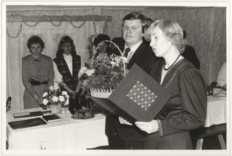 Õnnitlemine kuldpulmade puhul Ardus. 
Sirje Saulep ja Jüri Sillaste õnnitlevad perekond Metsist