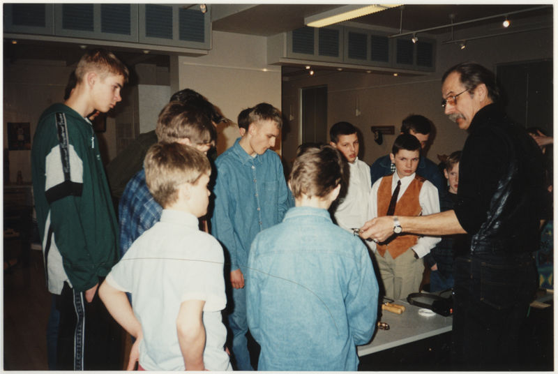 Meistrikojad ülemaakonnalisel poiste käsitöönäitusel "Käib töö ja vile koos" aprill 1999. Kuldar Hütt