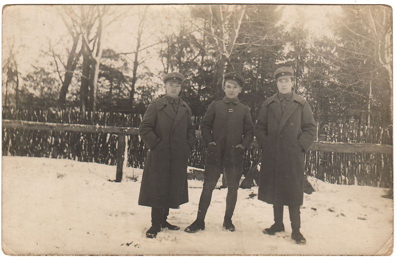 Kolm meest sõduri sinelites