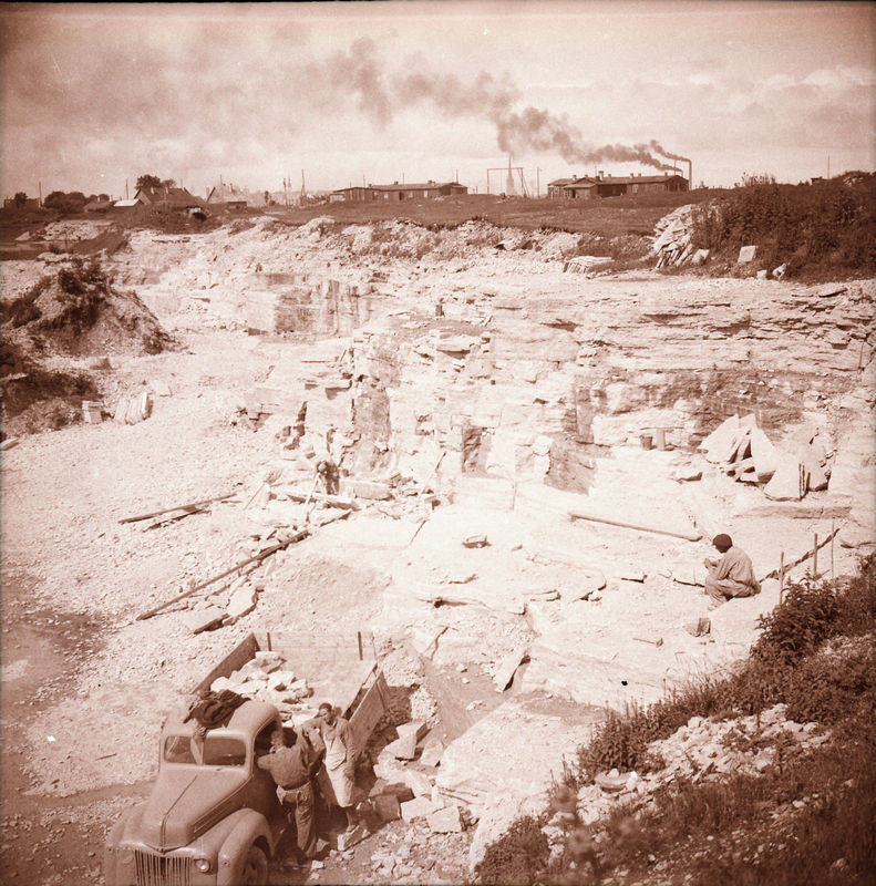 Tallinna Arhitektuuri-ehitustehnikumi õpilaste ekskursioon Maardu Keemiakombinaadi karjääris