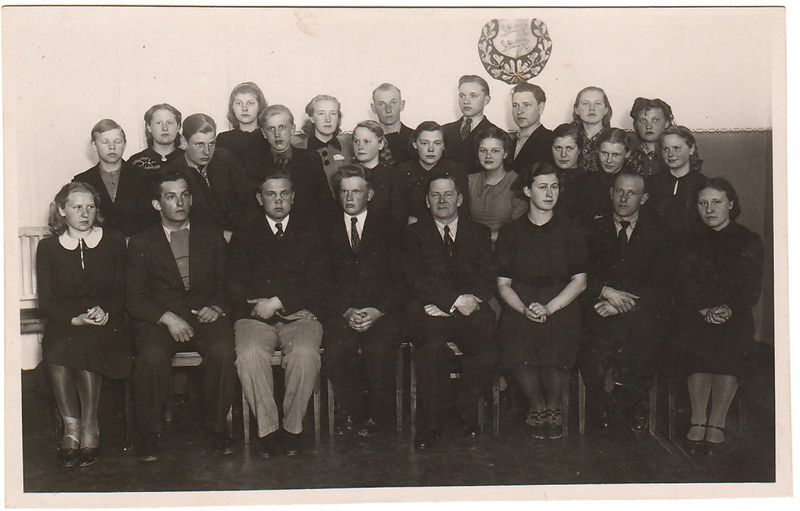 Keila täenduskooli õpilased, keskel Johannes Leedu