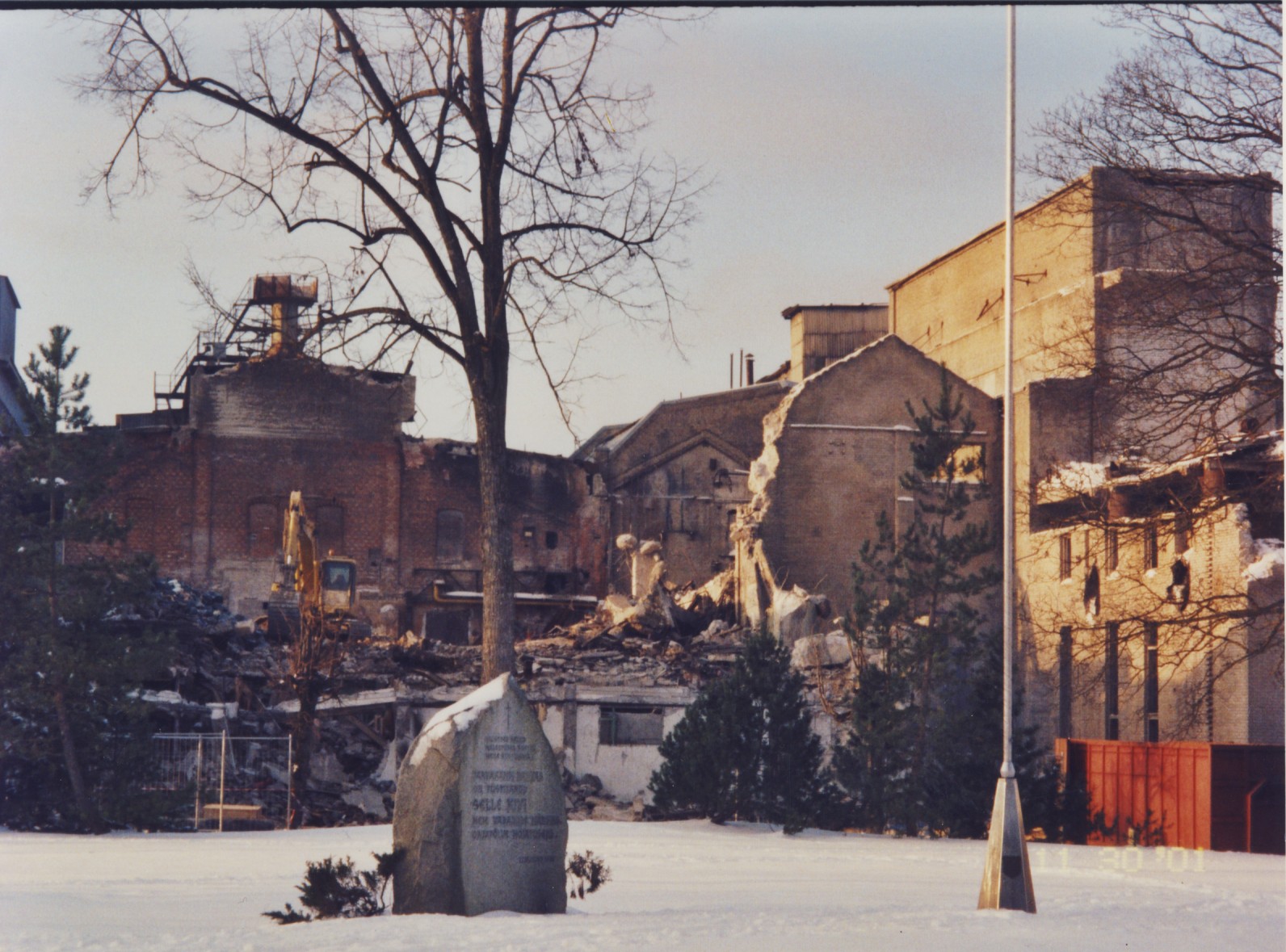 Foto. Järvakandi. Punastest tellistest vabrikuhoone lammutamine