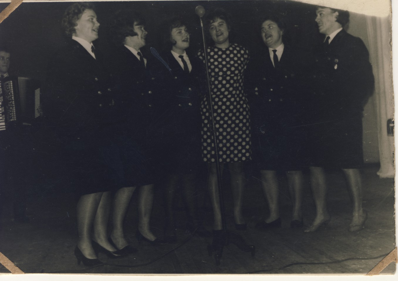 Foto. Tuletõrjespordi naiste võistkonna liikmete lauluansambel