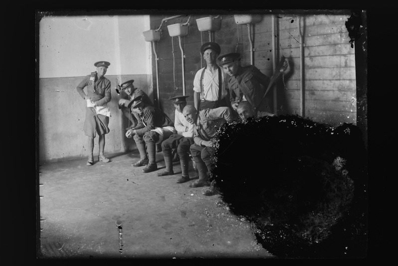 Sõjaväelased istuvad kemmergus