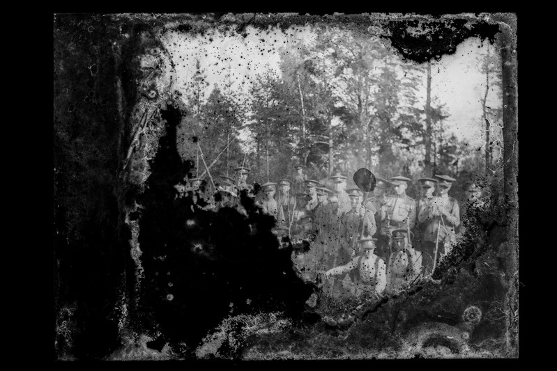 Vintpüssidega sõdurid metsas