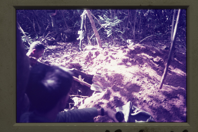 Sõdurid kaevavad Vietnami metsas