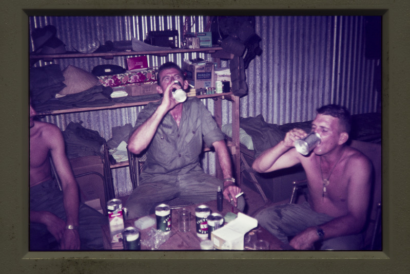 Austraalia sõdurid joovad õlut