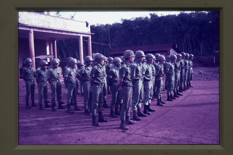 Sõdurite rivistus Binh Bas Vietnamis