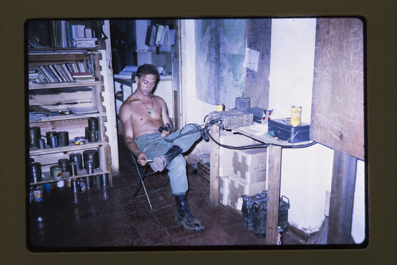 Austraalia sõdur Vietnamis telefoniga