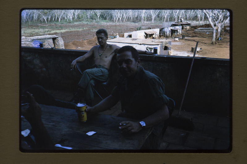 Sõdurid Binh Bas Vietnamis õlut joomas