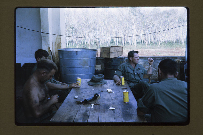 Sõdurid Binh Bas Vietnamis õlut joomas