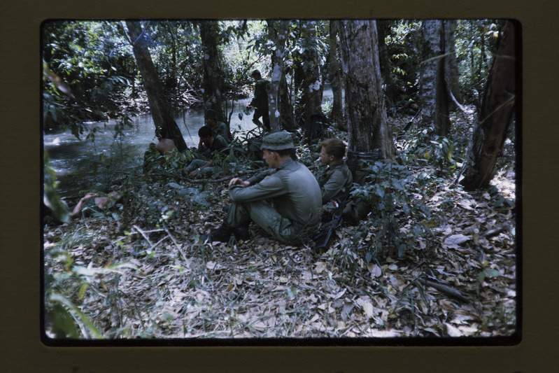 Sõdurid puhkepausil Vietnami metsas