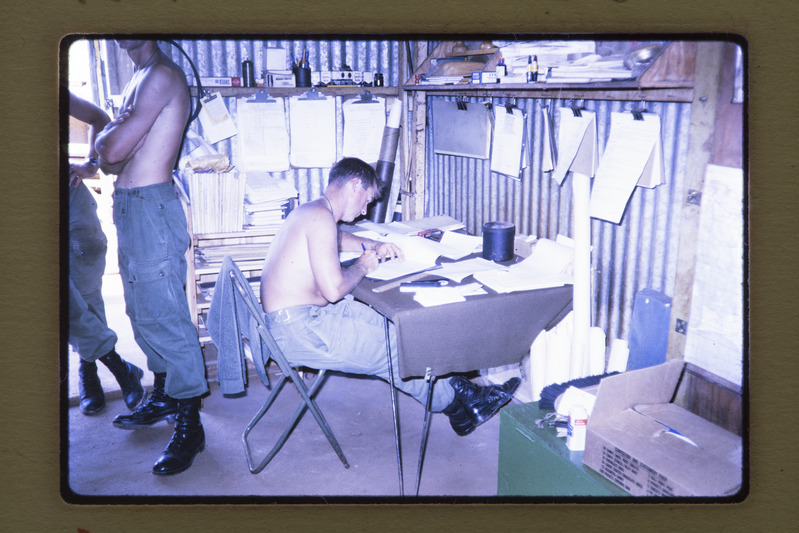Austraalia sõdur Dat Dos Vietnamis kirjutuslaua taga