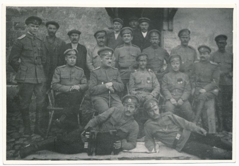 Foto. Sõjaväe töökolonn Kuressaares. 1917. Ümberpildistus.