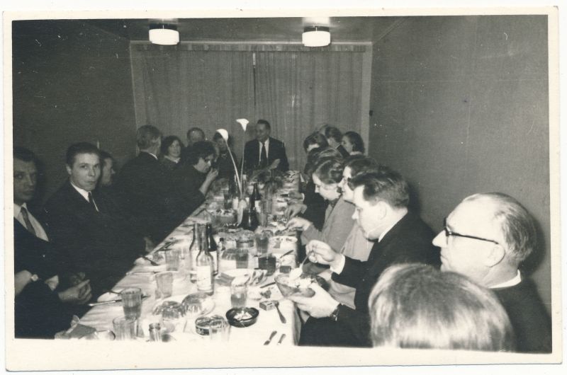 Foto. Haapsalu STES inseneri Erich Remmelkoori 60. juubeli tähistamine Haapsalu tsehhi punanurgas, jaanuar 1970