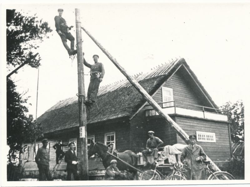 Foto. Haapsalu ja Hiiumaa sidelased 1930 - 1956. 1931a. Hiiumaal Emmastes Lassi külas telefoniabonendi ehitus.