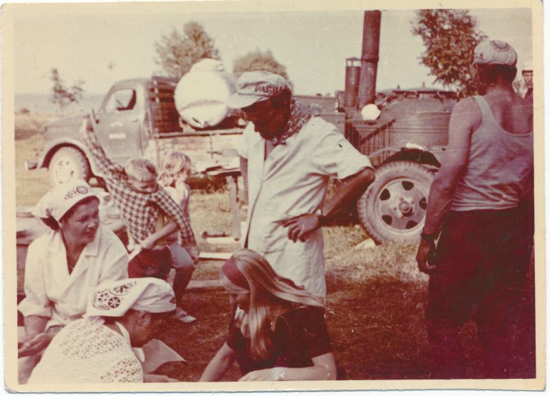 Foto. Haapsalu STES suvepäevad Pagilas. Peakokk Priidel Saar ja tema abilised, 1971